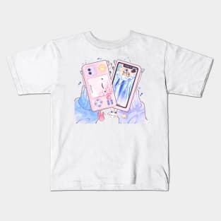(No background) Girl holding cute phone cases! Kids T-Shirt